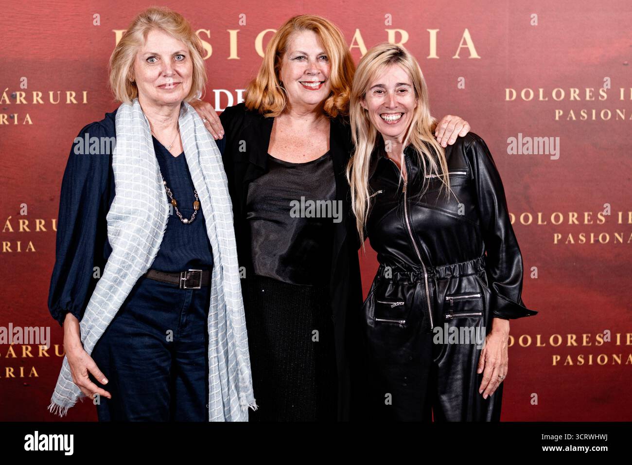 Proyecciones Cinema, Madrid, Spanien. Oktober 2025. Fotoaufruf zur Premiere des Dokumentarfilms „Dolores Ibarruri, Pasionaria“. L bis R: Lola Ruiz-Ibarruri, Enkelin von Pasionaria, Amparo Climent, Maria Luisa Gutierrez. Quelle: EnriquePSans/Alamy Live News Stockfoto