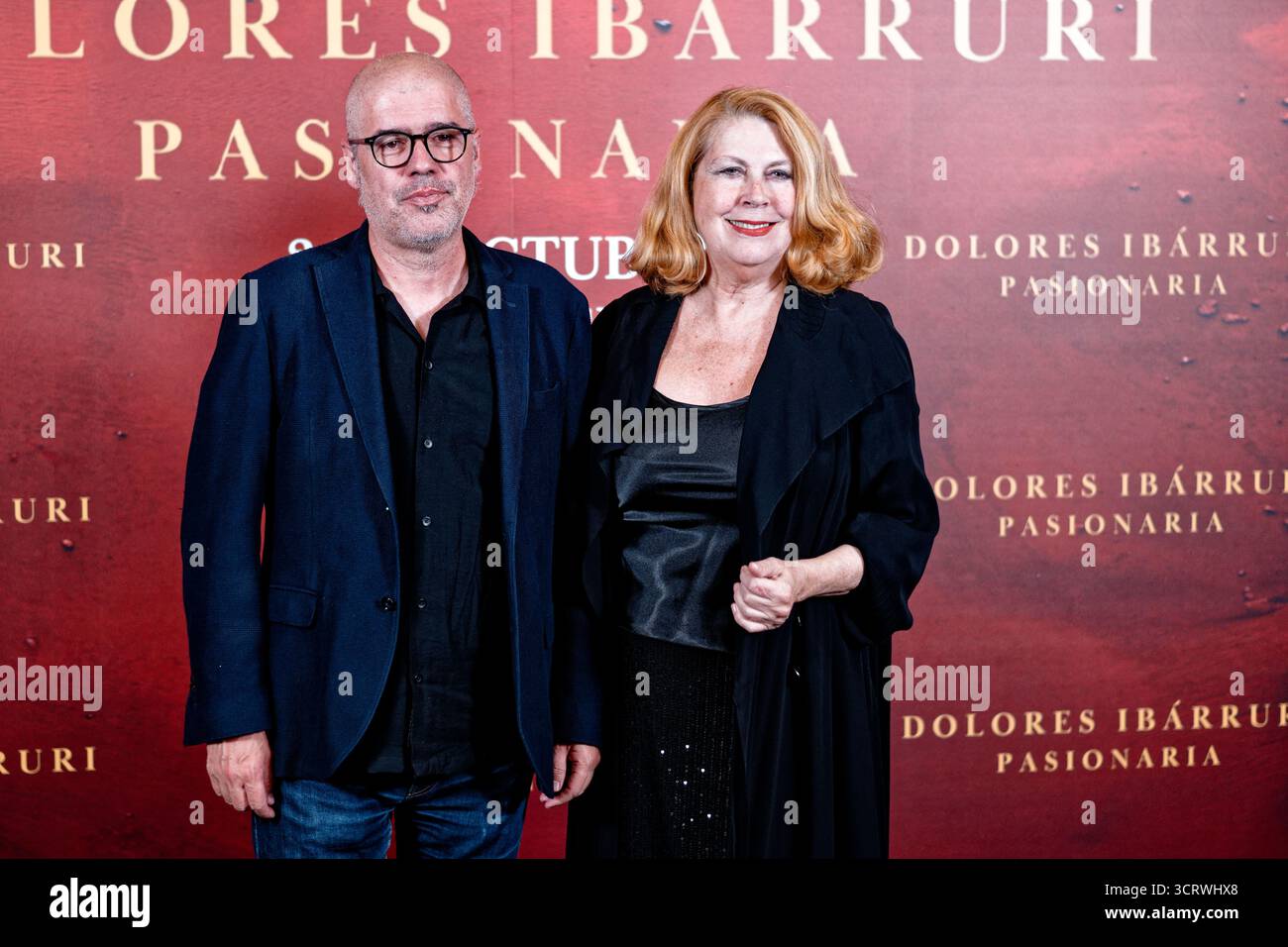 Proyecciones Cinema, Madrid, Spanien. Oktober 2025. Fotoaufruf zur Premiere des Dokumentarfilms „Dolores Ibarruri, Pasionaria“. Unai Sordo (Generalsekretär der Comisiones Obreras Workers' Union), Amparo Climent (Filmregisseur). Quelle: EnriquePSans/Alamy Live News Stockfoto
