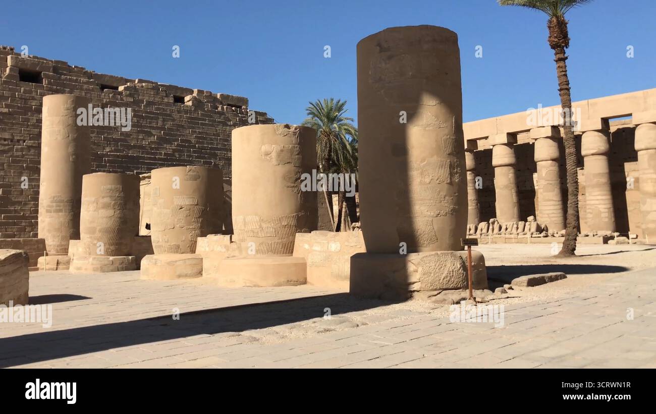 Gebäude und Spalten der alten ägyptischen Megalithen. Alte Ruinen der Ägyptischen Gebäude Stockfoto