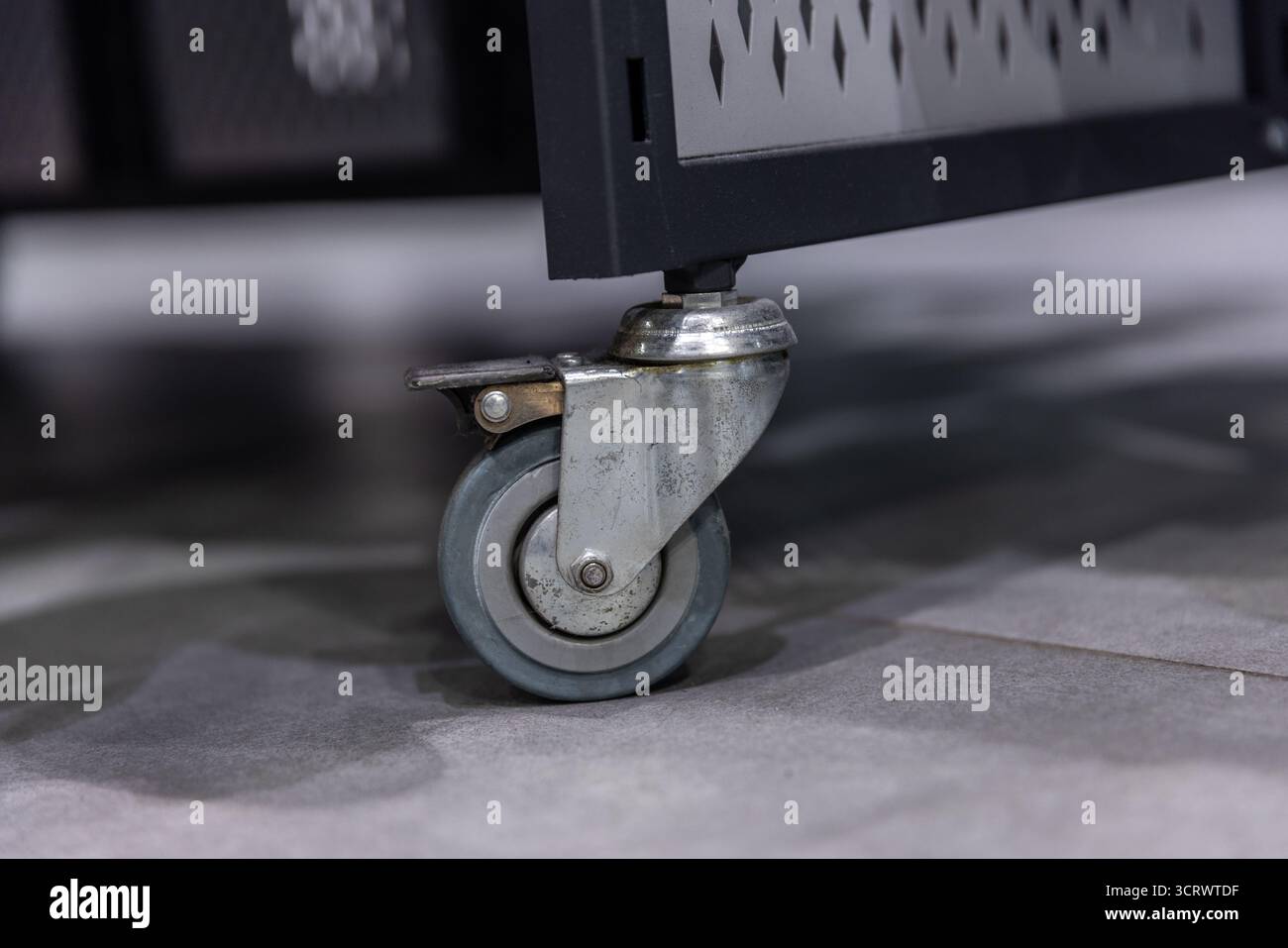 Dieses Bild zeigt ein robustes Laufrad, das häufig für Möbel- oder Gerätemobilität verwendet wird, und zeigt seine Metallkomponenten und Design-Ästhetik Stockfoto