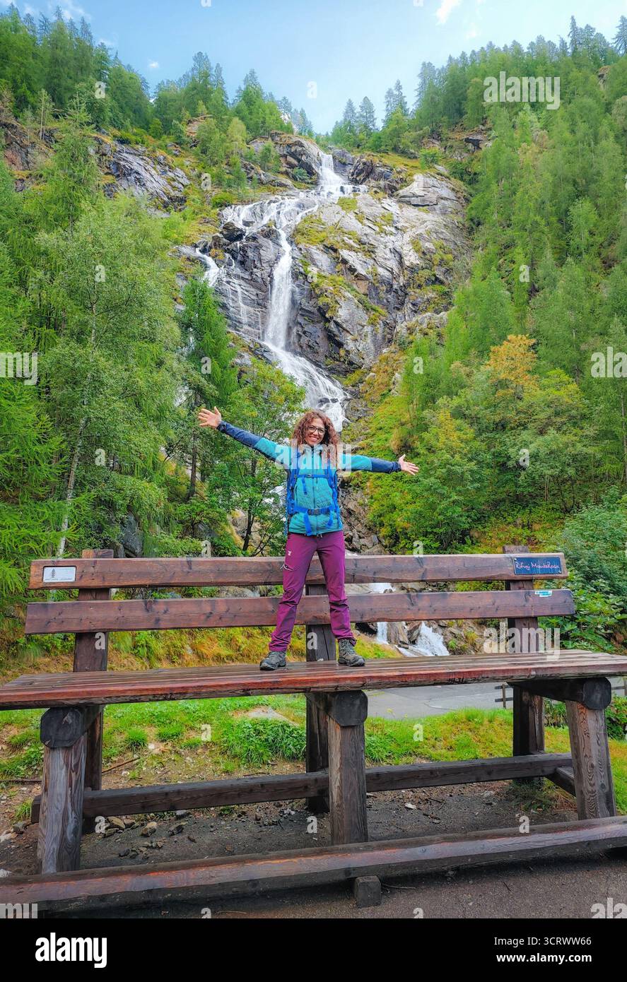 Monte Rosa (Italien) - Ein Blick auf die Berge in Valsesia mit dem Gipfel des Monte Rosa der Alpen, alpinistischen Pfaden zum Rifugio Modena und zur Schutzhütte Capanna Margherita Stockfoto