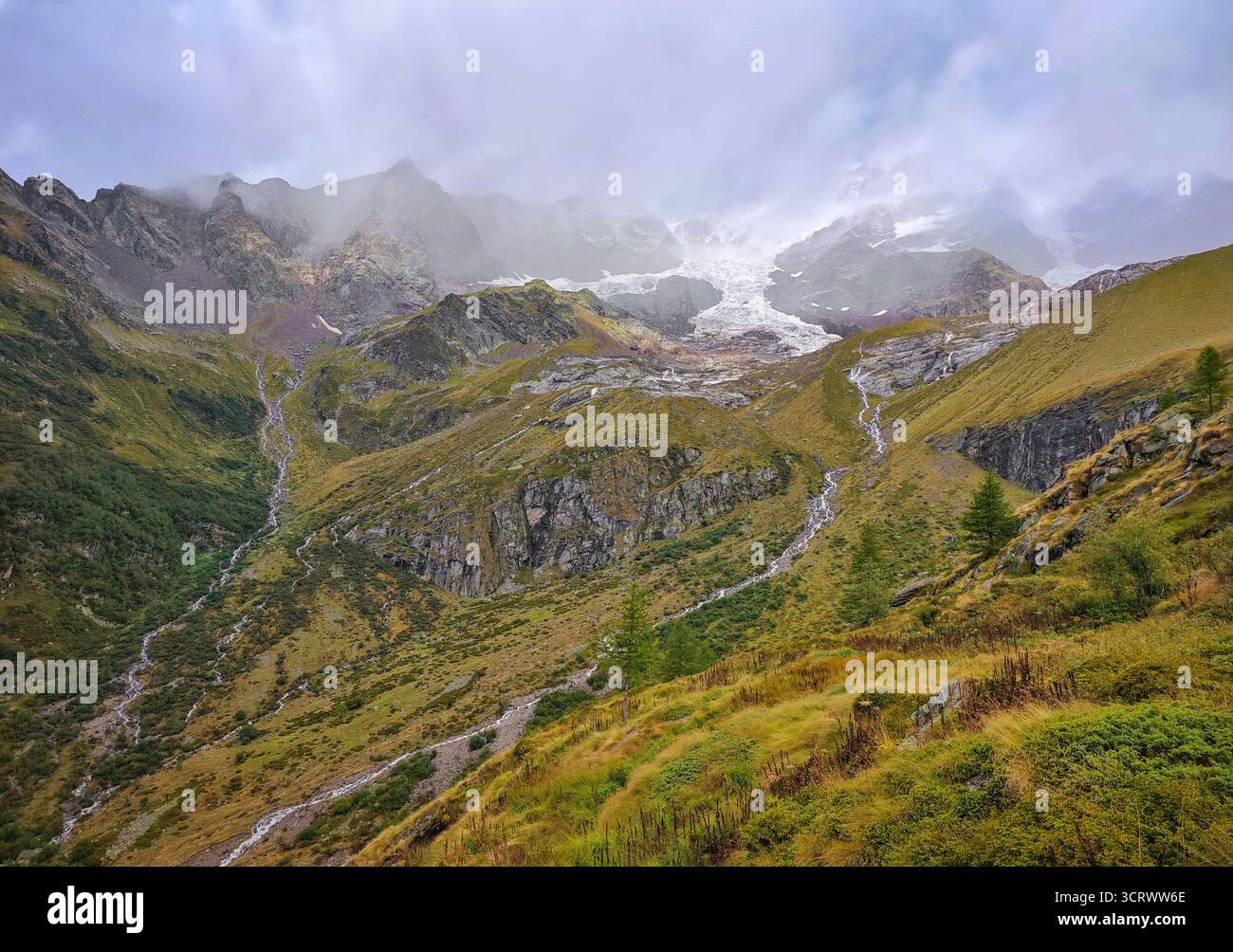 Monte Rosa (Italien) - Ein Blick auf die Berge in Valsesia mit dem Gipfel des Monte Rosa der Alpen, alpinistischen Pfaden zum Rifugio Modena und zur Schutzhütte Capanna Margherita Stockfoto