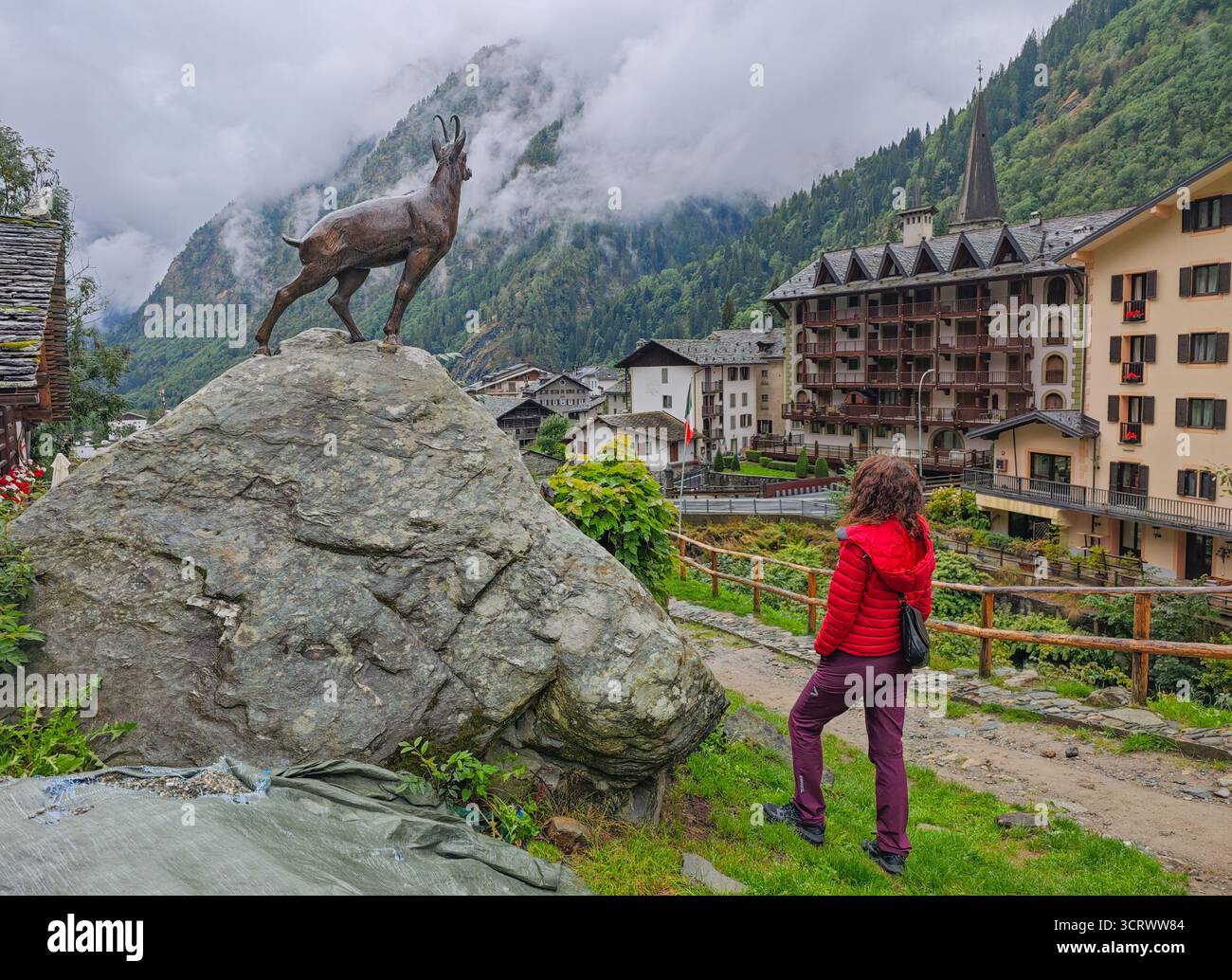 Monte Rosa (Italien) - Ein Blick auf die Berge in Valsesia mit dem Gipfel des Monte Rosa der Alpen, alpinistischen Pfaden zum Rifugio Modena und zur Schutzhütte Capanna Margherita Stockfoto
