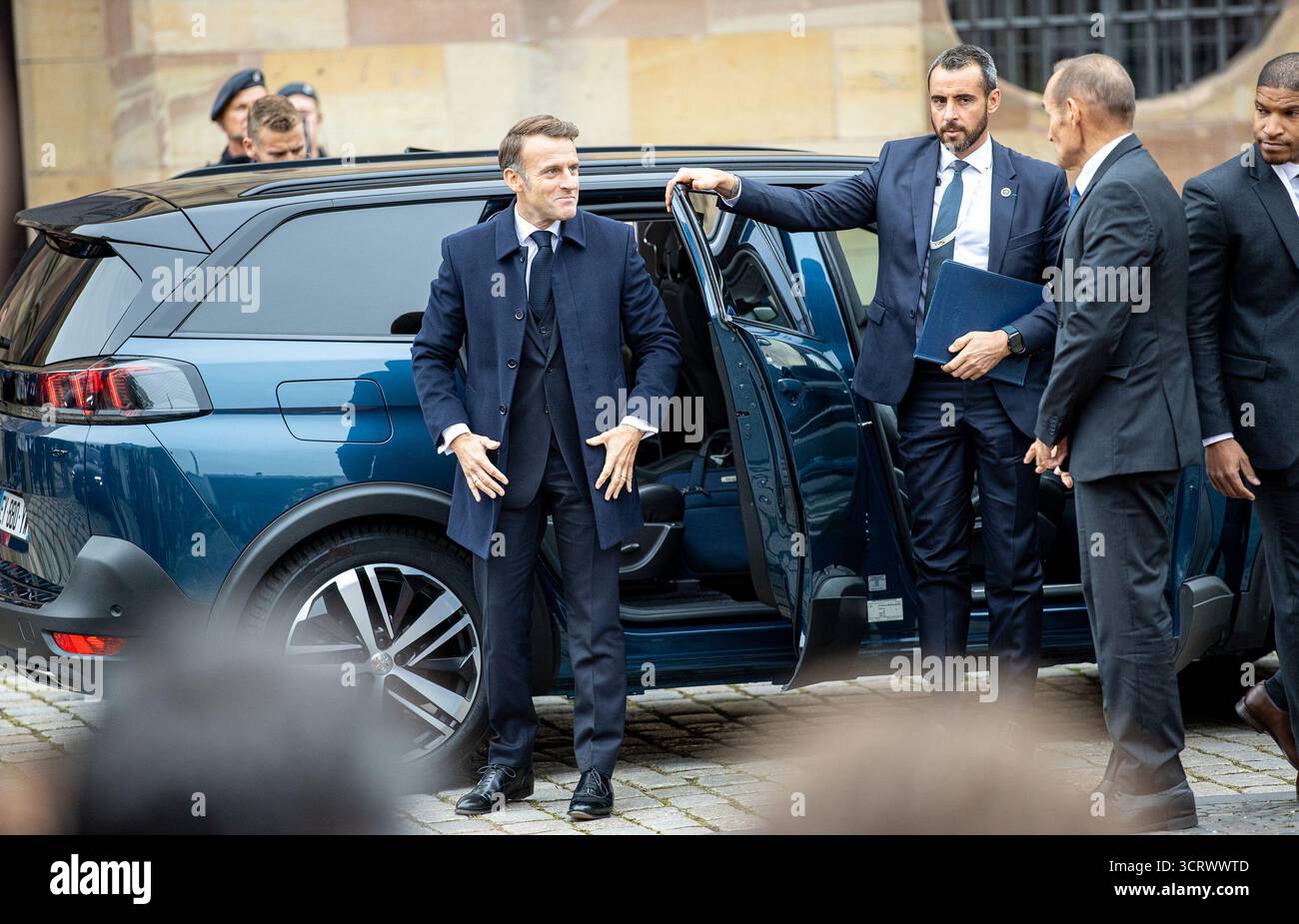 03. Oktober 2025, Saarland, Saarbrücken: Der französische Präsident Emmanuel Macron reagiert, als er mit dem Auto vor der Saarländischen Landeskanzlei zu den zentralen Feierlichkeiten zum Tag der Deutschen Einheit ankommt. Am 3. Oktober 2025 feiert Deutschland den 35. Jahrestag der deutschen Wiedervereinigung. Foto: Pinter Laszlo/dpa Stockfoto