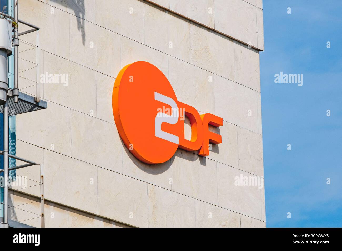 ZDF-Logo auf der Außenseite eines Bürogebäudes im Düsseldorfer Stadtteil Medienhafen Stockfoto