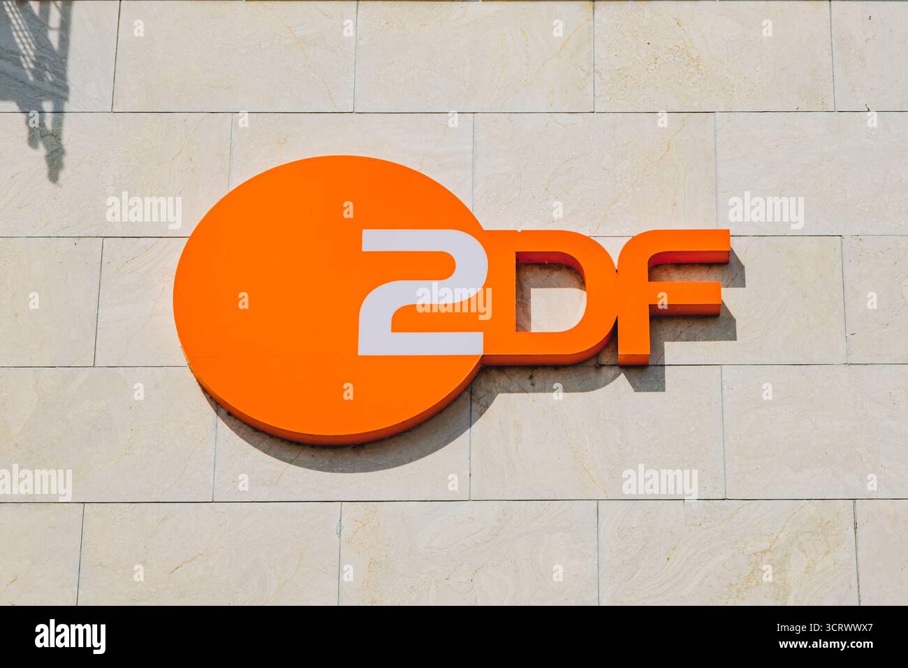 ZDF-Logo auf der Außenseite eines Bürogebäudes im Düsseldorfer Stadtteil Medienhafen Stockfoto