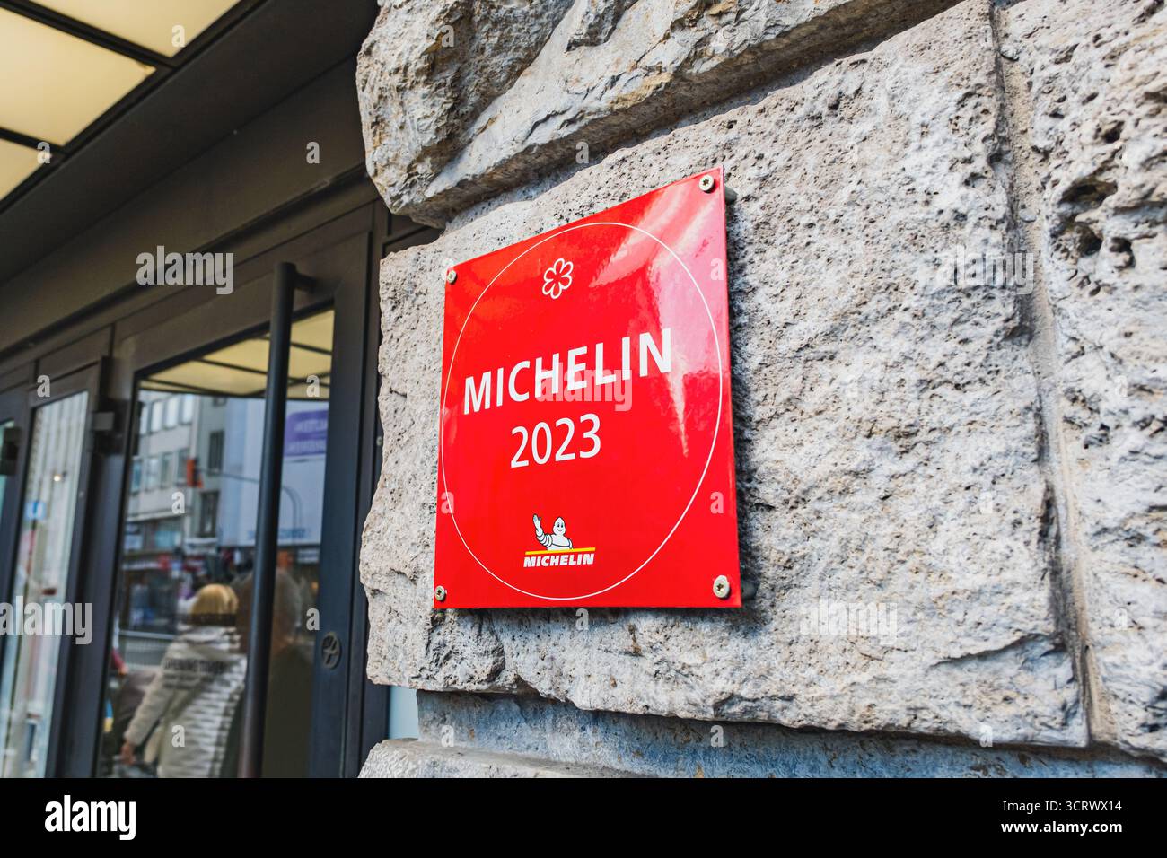 Ein Stern-2023-Sterne-Logo mit rotem Label-Logo am Eingang des Taku-Restaurants in der Nähe des Kölner Doms Stockfoto