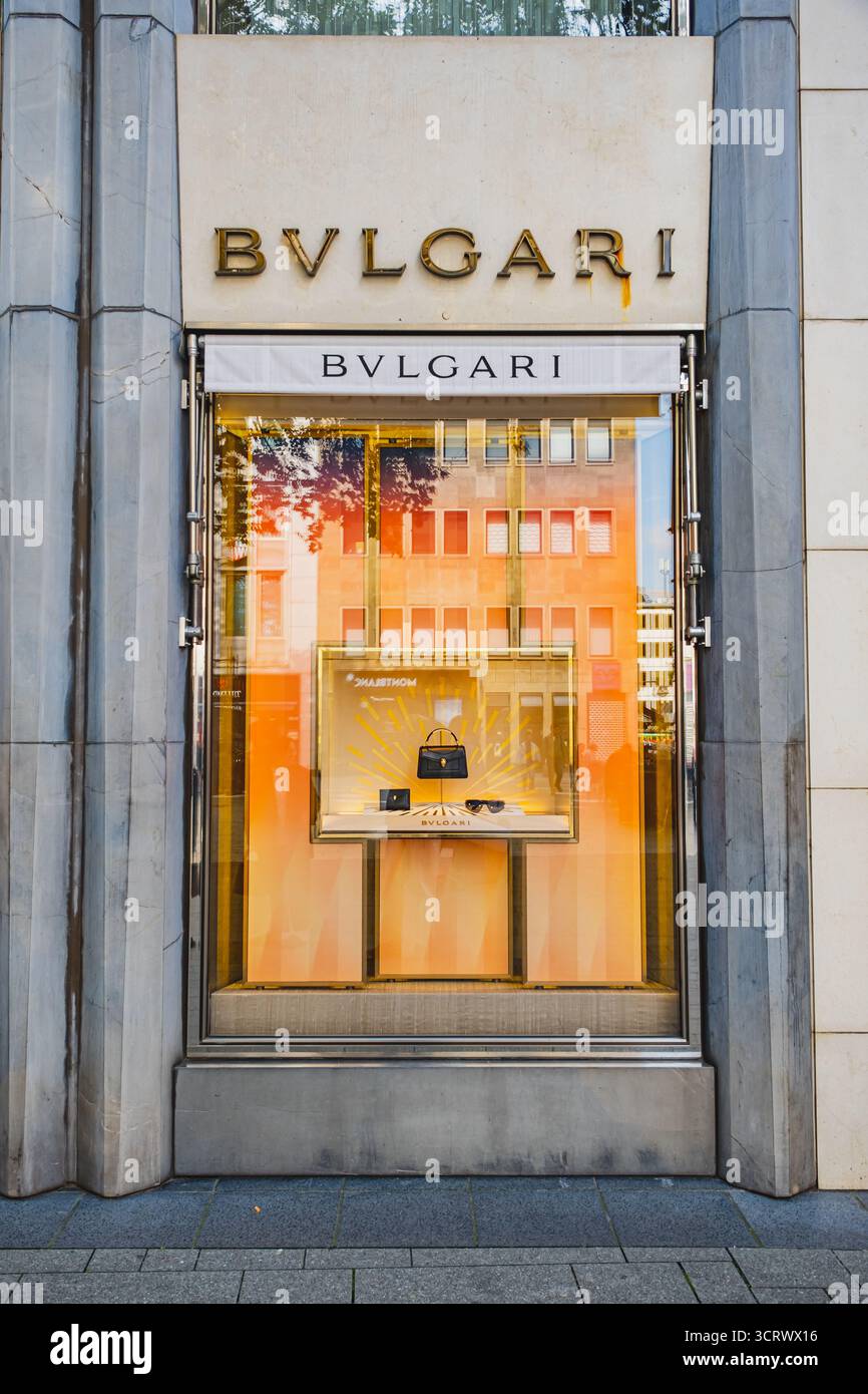 Bulgari Luxusmarke auf der Außenseite eines Geschäfts mit Glasfenster Stockfoto