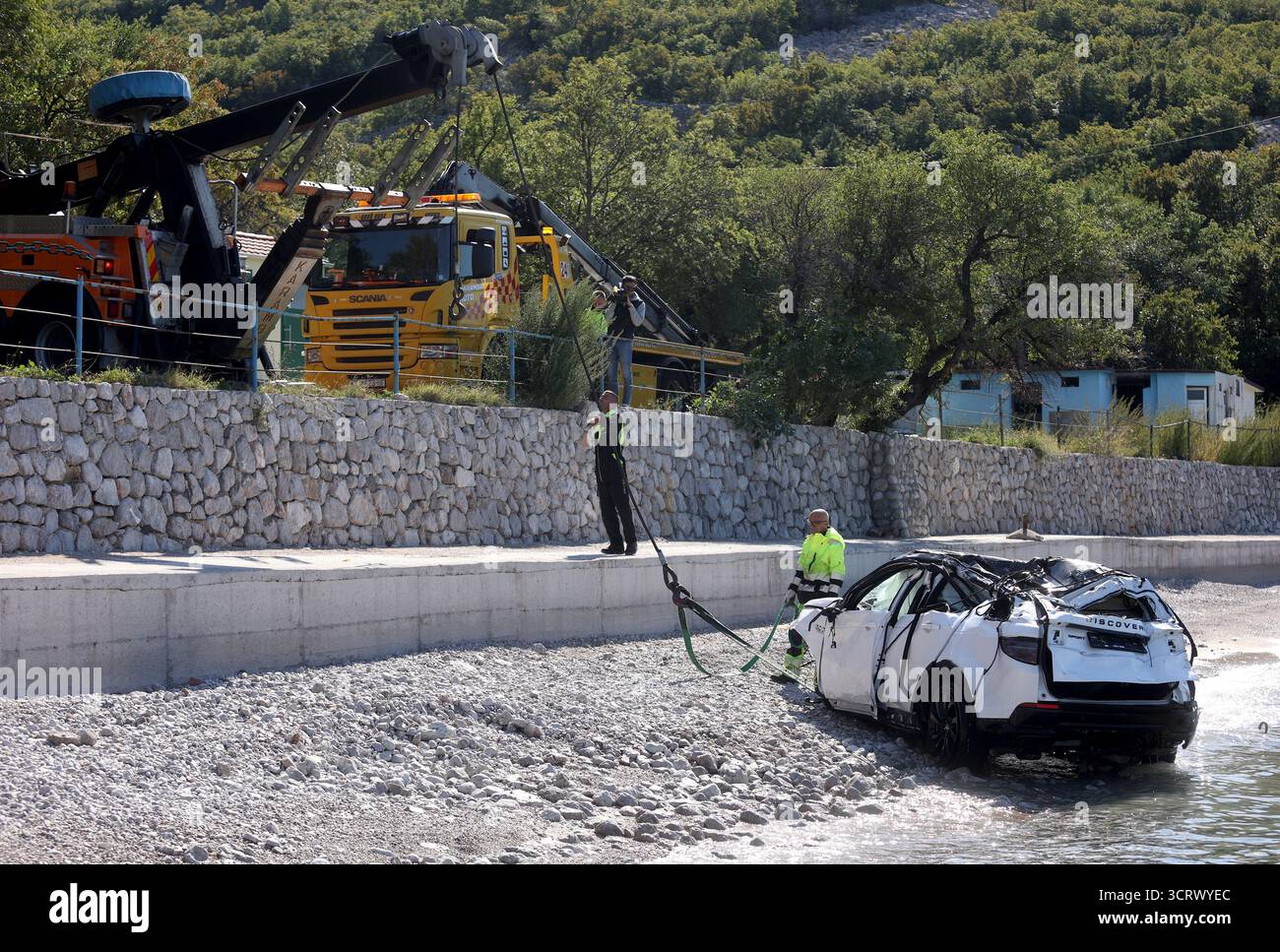 Rijeka, Kroatien. Oktober 2025. Vier Menschen aus Malta starben bei einem Autounfall, nachdem ihr Mietwagen am 2. Oktober 2025 in Senj, Kroatien, von einer Küstenstraße abwich und ins Meer stürzte. Sie reisten von Rijeka aus, als der Fahrer die Kontrolle über das Auto verlor, zwei Steinzäune traf und etwa 70 Meter über eine Klippe fiel. Die Opfer waren Touristen und ein verheiratetes Paar. Das Auto wird aus dem Meer gezogen. Foto: Nel Pavletic/PIXSELL Credit: Pixsell/Alamy Live News Stockfoto