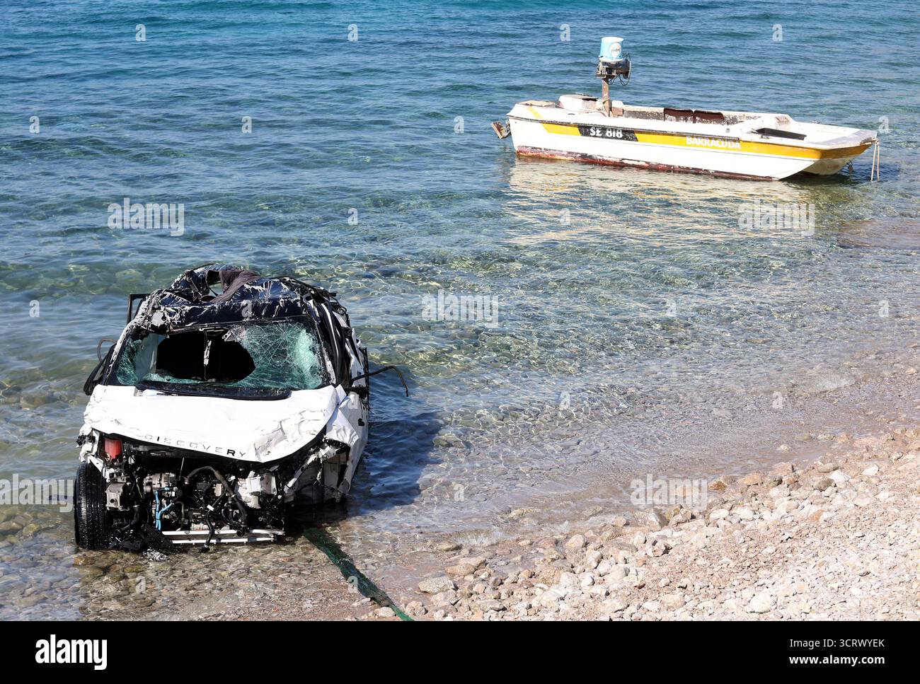 Rijeka, Kroatien. Oktober 2025. Vier Menschen aus Malta starben bei einem Autounfall, nachdem ihr Mietwagen am 2. Oktober 2025 in Senj, Kroatien, von einer Küstenstraße abwich und ins Meer stürzte. Sie reisten von Rijeka aus, als der Fahrer die Kontrolle über das Auto verlor, zwei Steinzäune traf und etwa 70 Meter über eine Klippe fiel. Die Opfer waren Touristen und ein verheiratetes Paar. Das Auto wird aus dem Meer gezogen. Foto: Nel Pavletic/PIXSELL Credit: Pixsell/Alamy Live News Stockfoto