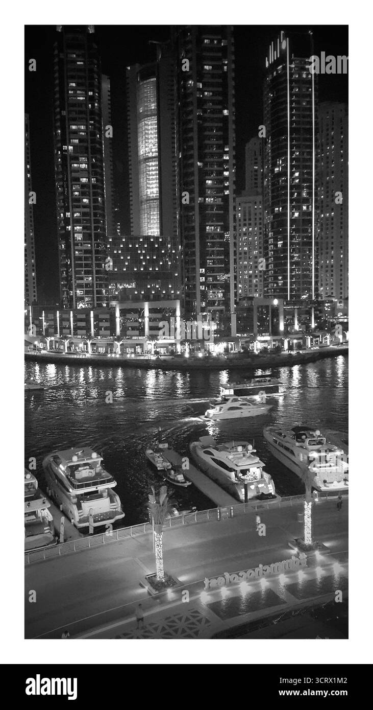 Ein majestätischer Blick auf den glitzernden Yachthafen. Stockfoto