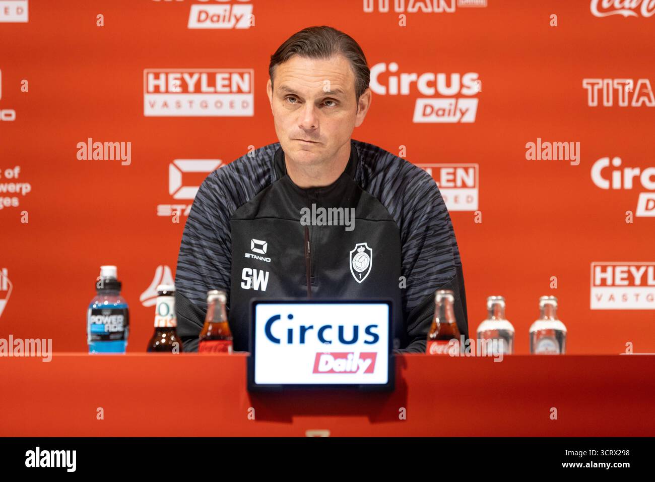 Antwerpen, Belgien. Oktober 2025. Antwerpener Cheftrainer Stef Wils wurde während einer Pressekonferenz der belgischen Fußballmannschaft Royal Antwerp FC am Freitag, den 3. Oktober 2025, in Antwerpen gezeigt. Während dieser Pressekonferenz wird der Verein das Spiel gegen Cercle Brugge diskutieren. BELGA FOTO ZENO DRUYTS Credit: Belga News Agency/Alamy Live News Stockfoto