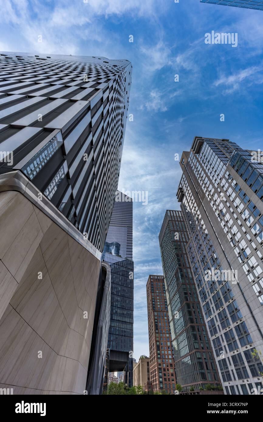 Blick auf moderne Wolkenkratzer in Hudson Yards, New York City, mit beeindruckender geometrischer Architektur. Juni 2025. Stockfoto