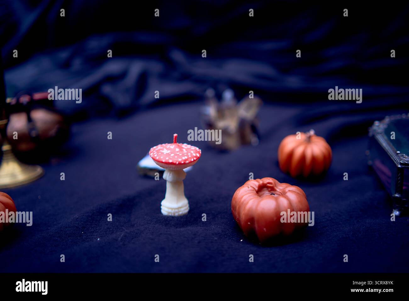 Hexenzubehör für magische Rituale an Halloween Stockfoto