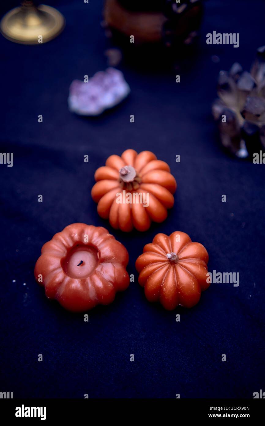 Hexenzubehör für magische Rituale an Halloween Stockfoto