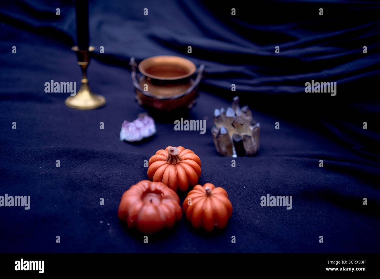 Hexenzubehör für magische Rituale an Halloween Stockfoto