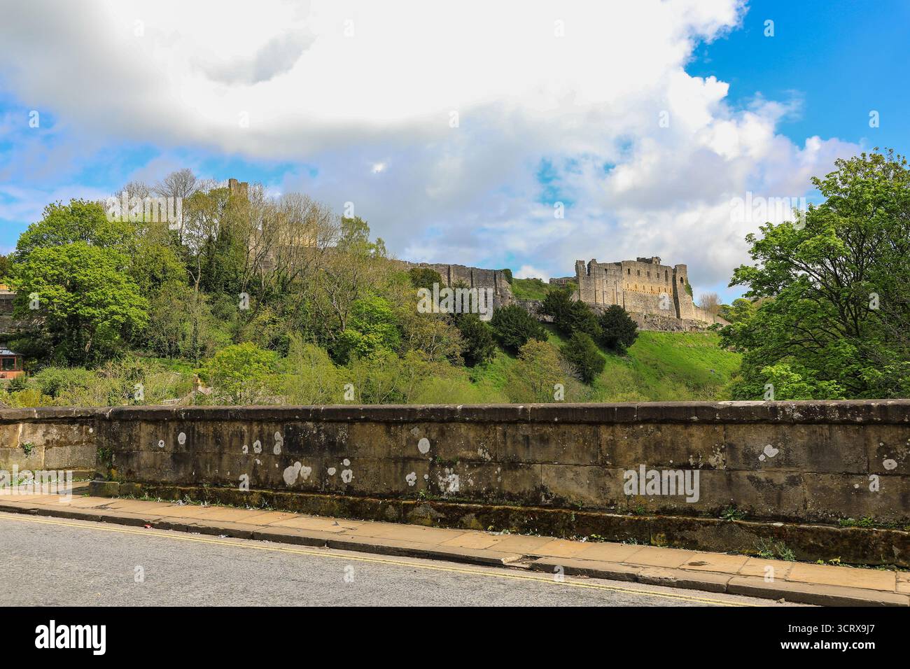 Richmond Castle von der Green Bridge (auch bekannt als Richmond Bridge), einer Straßenbrücke über den Fluss Swale, Richmond, North Yorkshire, England, Großbritannien Stockfoto