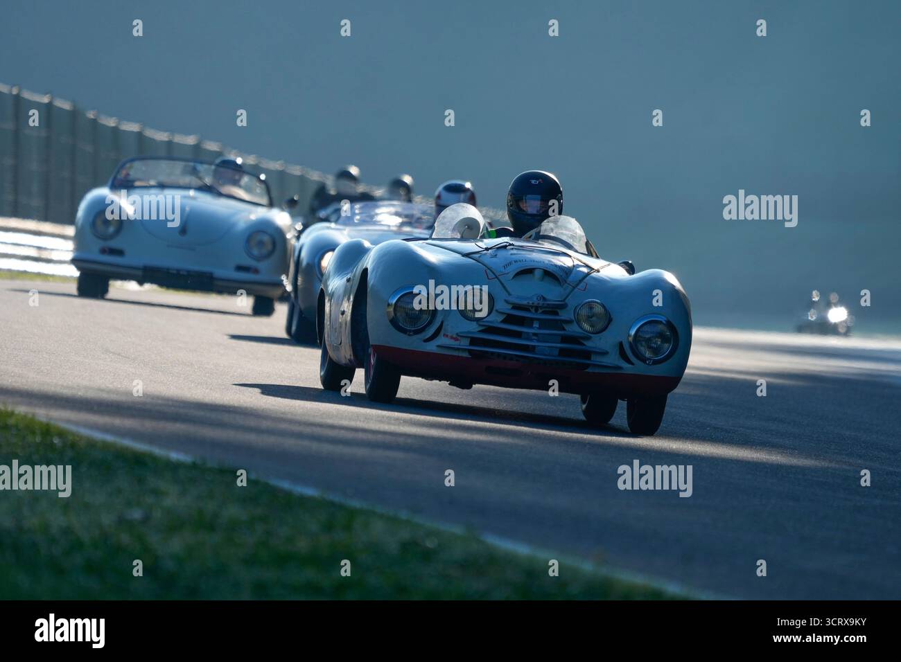 Plainfeld, Österreich. Oktober 2025. SPIELBERG, ÖSTERREICH - 03. Oktober: Michael Velebny und Stanislav Kafka in einer Skoda des Jahres 1950 während des Legends Grand Prix auf dem Salzburgring am 03. Oktober 2025 in Plainfeld, Österreich.251003 SEPA 19 055 - 20251003 PD6269 Credit: APA-PictureDesk/Alamy Live News Stockfoto