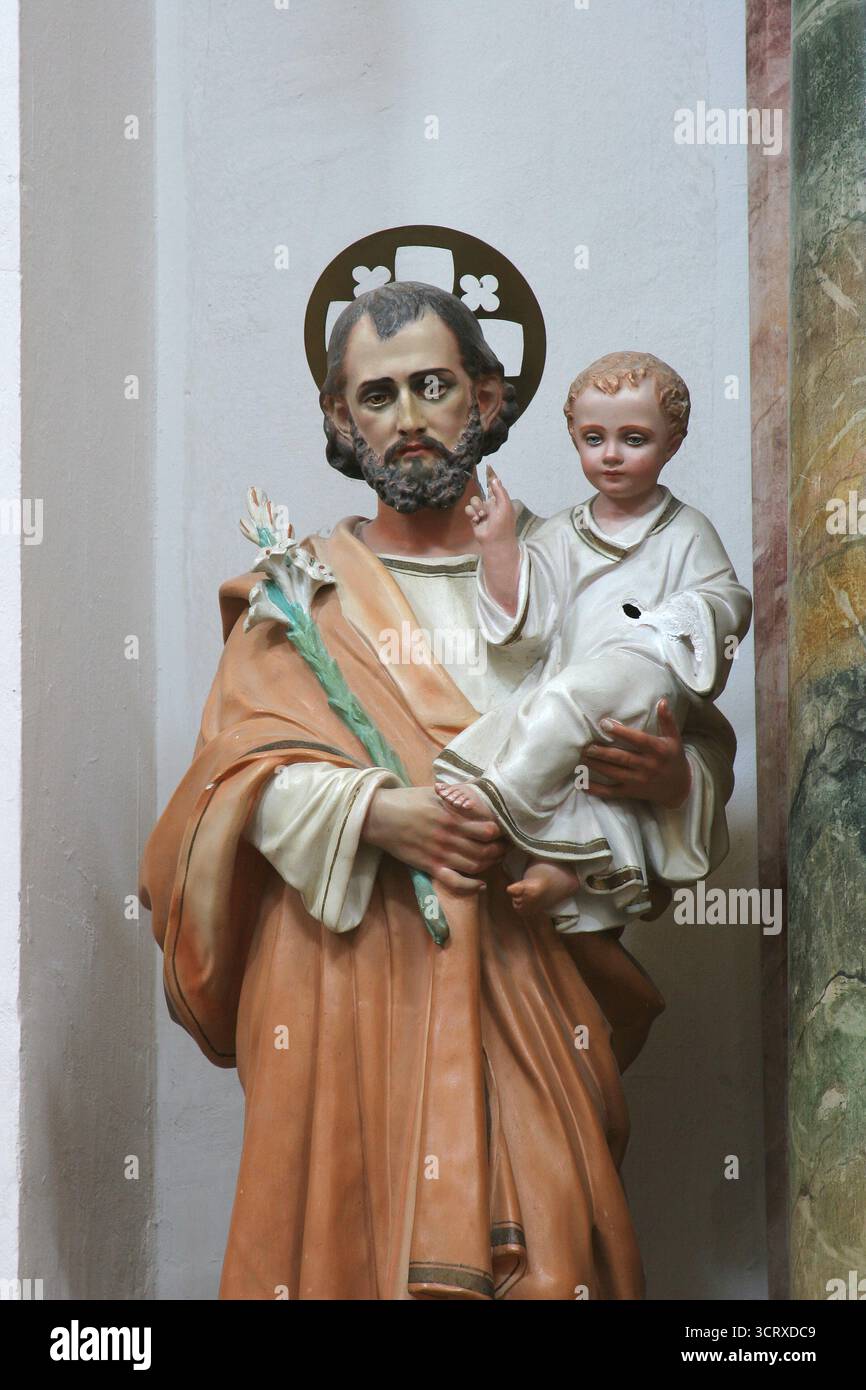 St. Joseph, Statue auf dem Altar der Muttergottes in der Pfarrkirche St. Jerome in Vizinada, Kroatien Stockfoto
