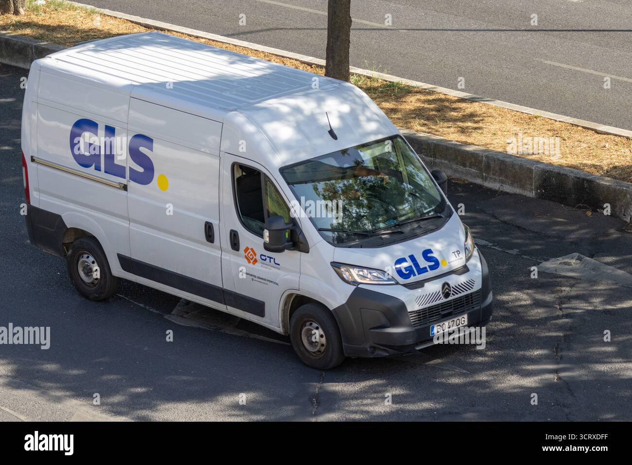 GLS-Transporter, der Pakete liefert, wobei der weltweite Versand und Vertrieb hervorgehoben werden Stockfoto