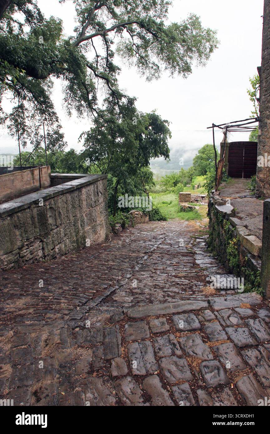 Straße in der kleinen Stadt Groznjan in Istrien, Kroatien Stockfoto