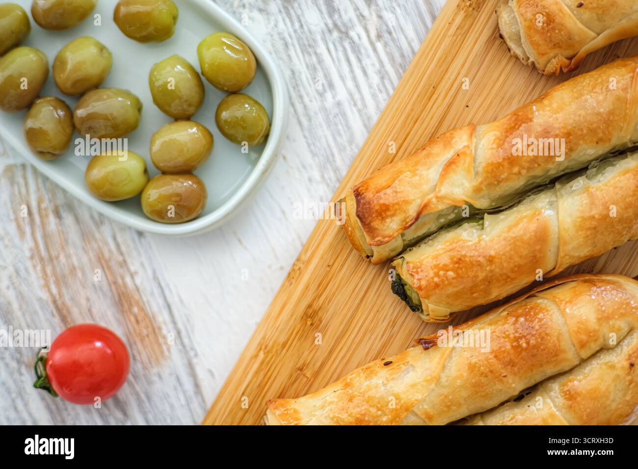Türkische Bohrek mit Oliven. Die reichen Aromen und Texturen der traditionellen türkischen Küche. Perfekt für Feinschmecker und kulinarische Präsentationen. Stockfoto