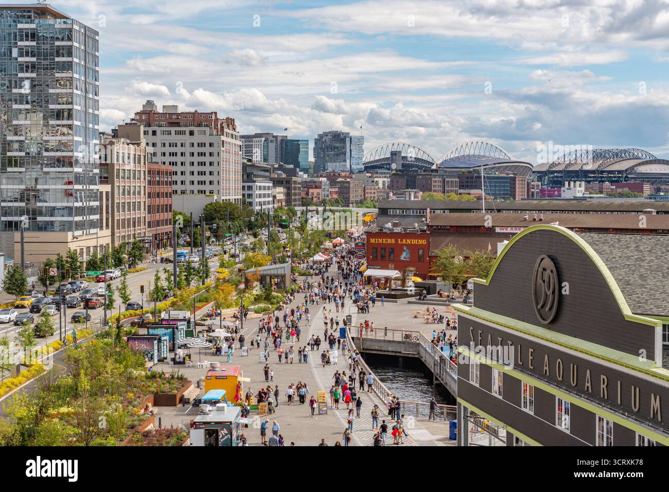Seattle, WA, USA-17. August 2025: Die Skyline von Seattle mit Aquarium und Riesenrad befindet sich im pulsierenden, neu renovierten Hafenviertel der Stadt. Stockfoto