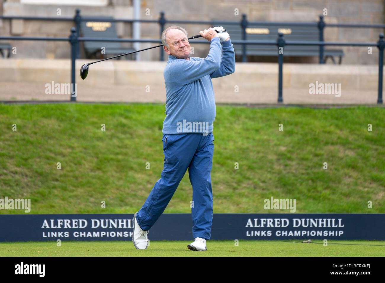 St. Andrews, Schottland. Oktober 2025. Der ehemalige Sekretär der R&A, Peter Dawson, der während der zweiten Runde der Alfred Dunhill Links Championship auf dem Old Course abzweigt. Quelle: Tim Gray/Alamy Live News Stockfoto