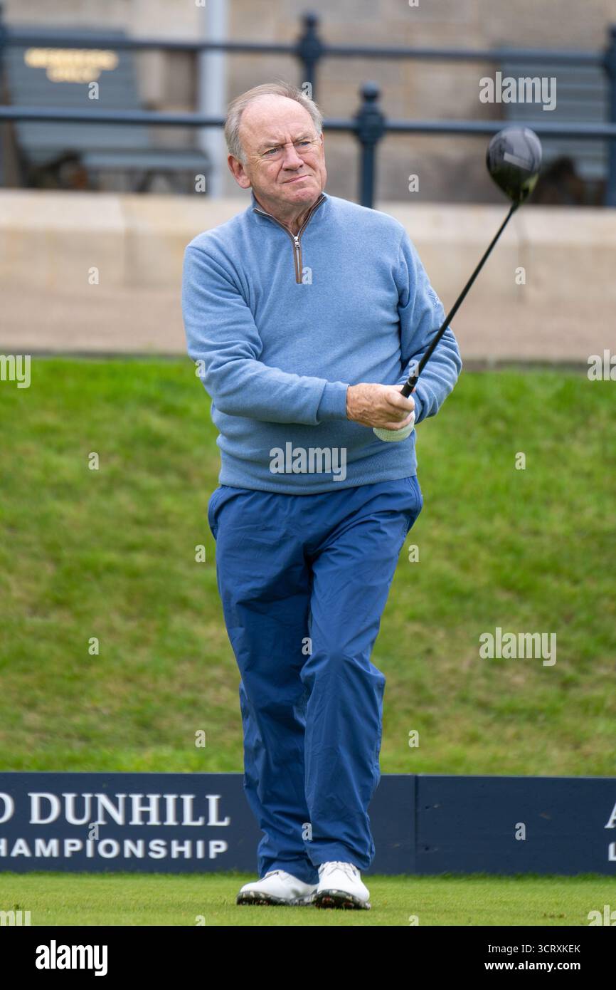 St. Andrews, Schottland. Oktober 2025. Der ehemalige Sekretär der R&A, Peter Dawson, der während der zweiten Runde der Alfred Dunhill Links Championship auf dem Old Course abzweigt. Quelle: Tim Gray/Alamy Live News Stockfoto