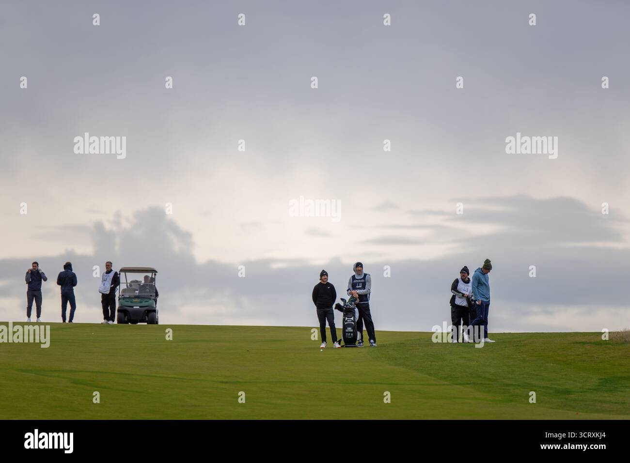 Kingsbarns, Schottland. Oktober 2025. Der Engländer Tommy Fleetwood wartet darauf, in der zweiten Runde der Alfred Dunhill Links Championship seinen Annäherungsschuss auf den 18. Platz zu spielen. Quelle: Tim Gray/Alamy Live News Stockfoto