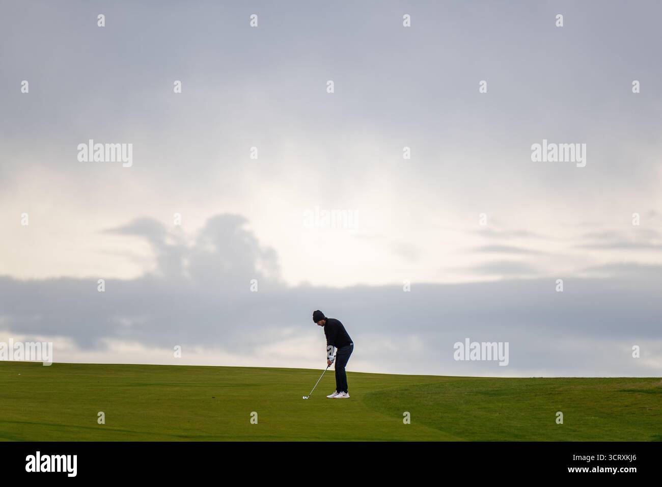 Kingsbarns, Schottland. Oktober 2025. Der Engländer Tommy Fleetwood spielte in der zweiten Runde der Alfred Dunhill Links Championship seinen Annäherungsschuss auf den 18. Platz. Quelle: Tim Gray/Alamy Live News Stockfoto