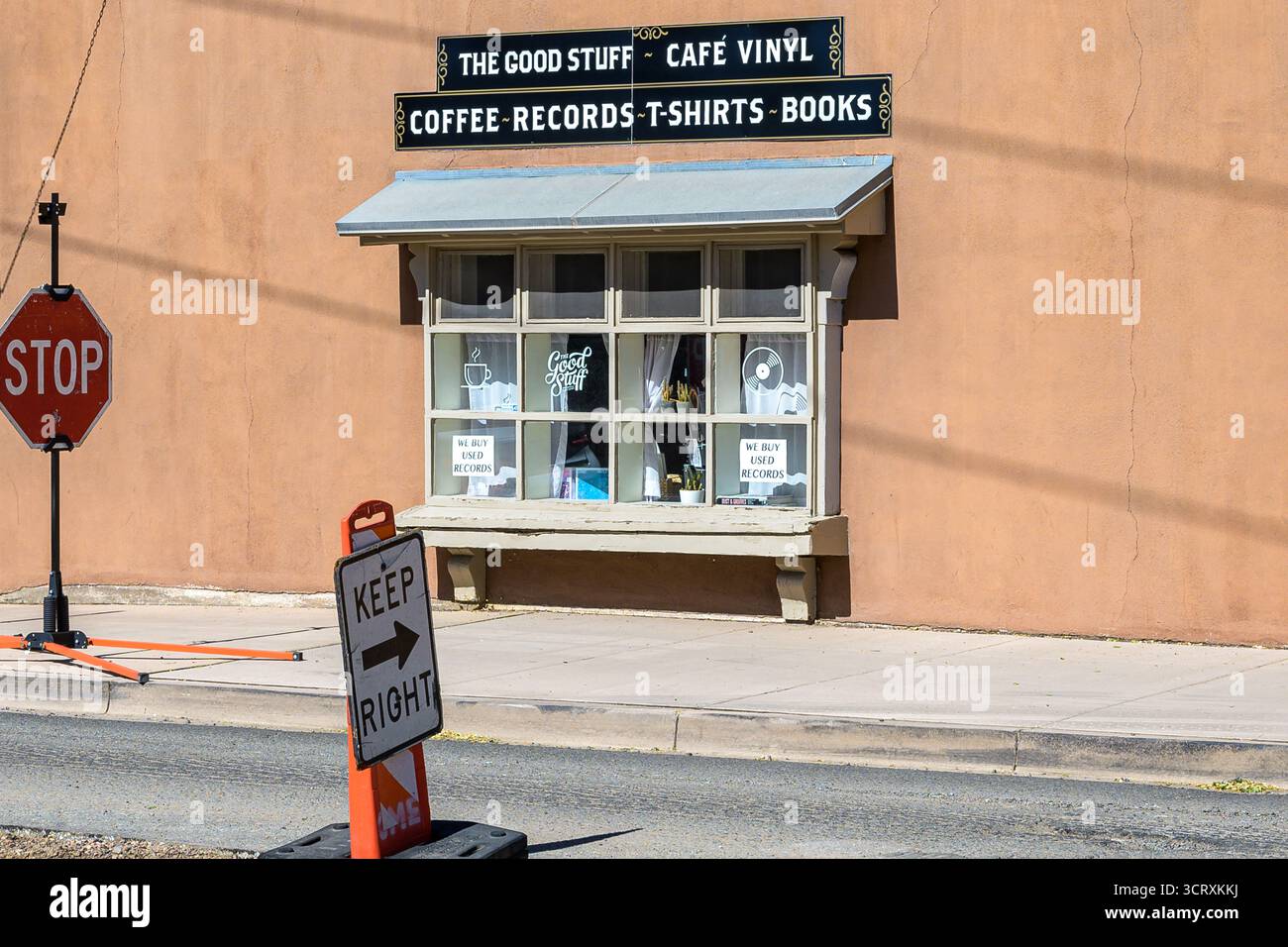 Santa Fe, NM, USA - 15. Mai 2025: Frontscheibe, mit Schildern, von Good Stuff Record Store and Cafe in Downtown Santa Fe Stockfoto