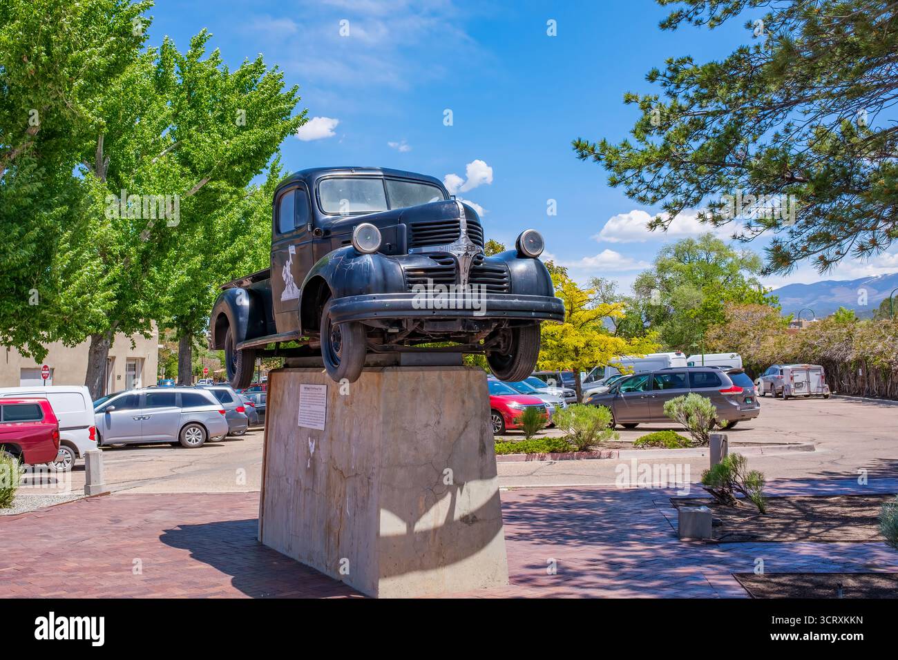 Santa Fe, NM, USA - 17. Mai 2025: Vorderansicht des 1941 Dodge Pickup Trucks auf Betonsockel auf dem Parkplatz vor der SANBUSCO Mall im Santa Fe Railyard District Stockfoto