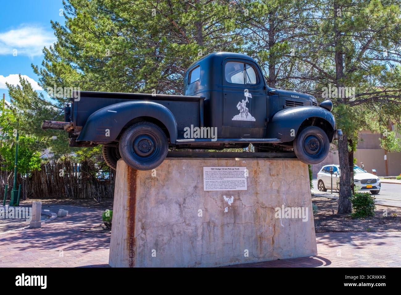 Santa Fe, NM, USA - 17. Mai 2025: Seitenansicht des 1941 Dodge Pickup Trucks auf einem Betonsockel außerhalb der SANBUSCO Mall im Santa Fe Railyard District Stockfoto