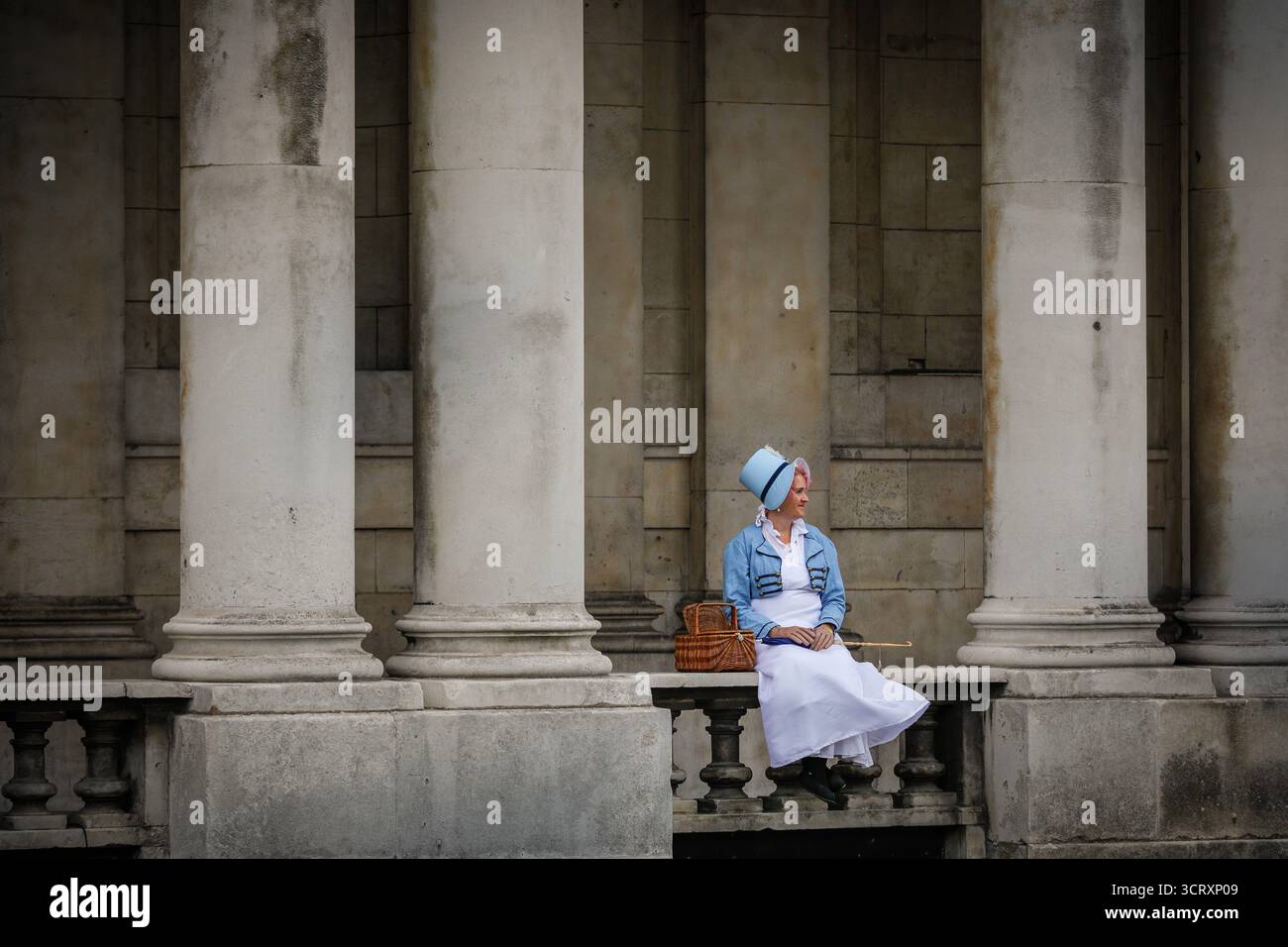 Kleid der Frau in der Regency-Ära als Bridgerton-Charakter verkleidet, Old Royal Naval College, Greenwich, London, Großbritannien Stockfoto