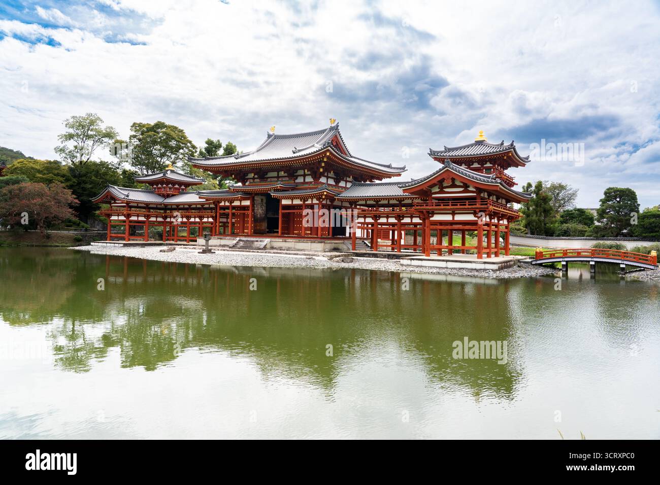 Byōdō-in-Tempel in Uji, Kyoto, UNESCO-Weltkulturerbe, mit der berühmten Phönix-Halle (Hōō-dō) aus dem Jahr 1052. Umgeben von einem ruhigen reinen LAN Stockfoto