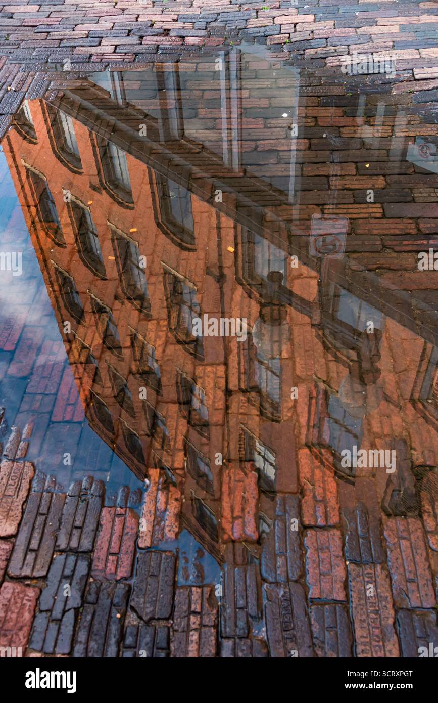 Reflexion des Gebäudes im historischen Riverfront District in St. Louis, Missouri, USA. Stockfoto