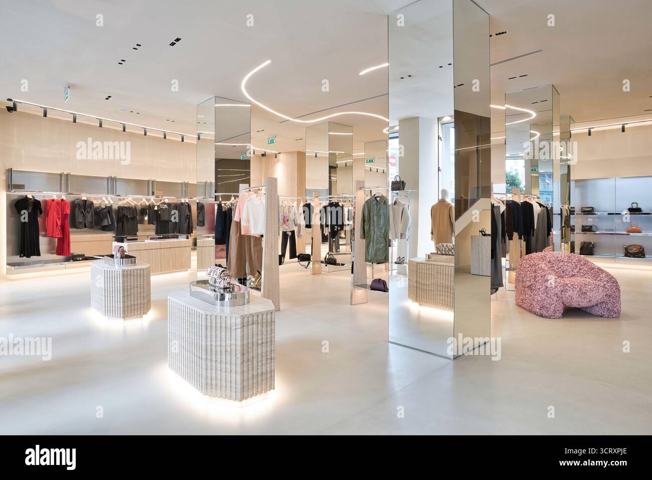 Elegantes Boutique mit verschiedenen Mode-Luxusmarken Stockfoto