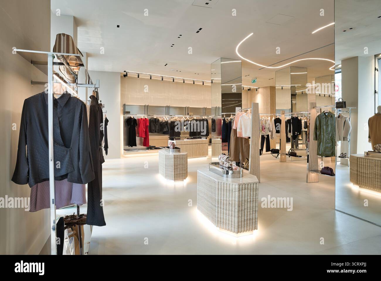 Elegantes Boutique mit verschiedenen Mode-Luxusmarken Stockfoto