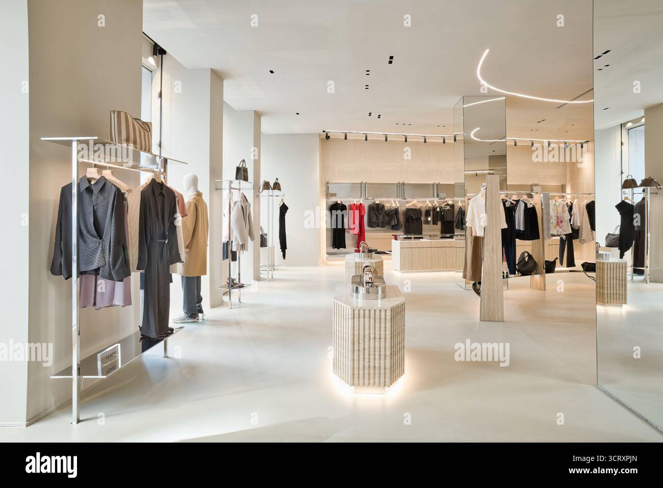 Elegantes Boutique mit verschiedenen Mode-Luxusmarken Stockfoto
