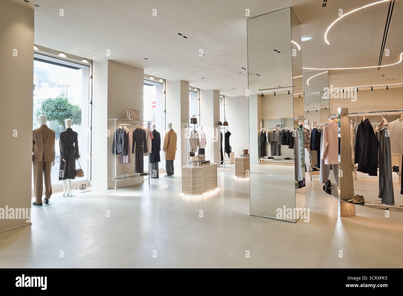 Elegantes Boutique mit verschiedenen Mode-Luxusmarken Stockfoto