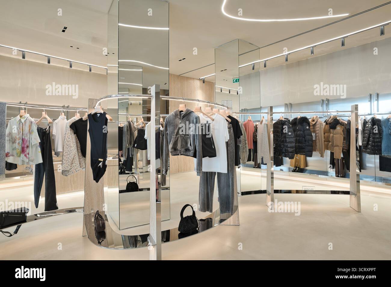 Elegantes Boutique mit verschiedenen Mode-Luxusmarken Stockfoto