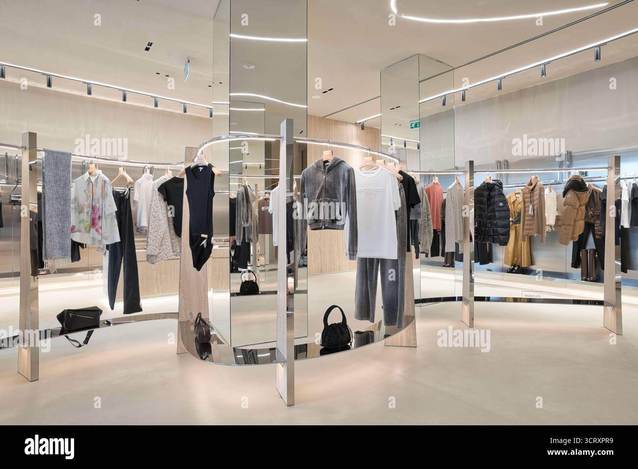 Elegantes Boutique mit verschiedenen Mode-Luxusmarken Stockfoto