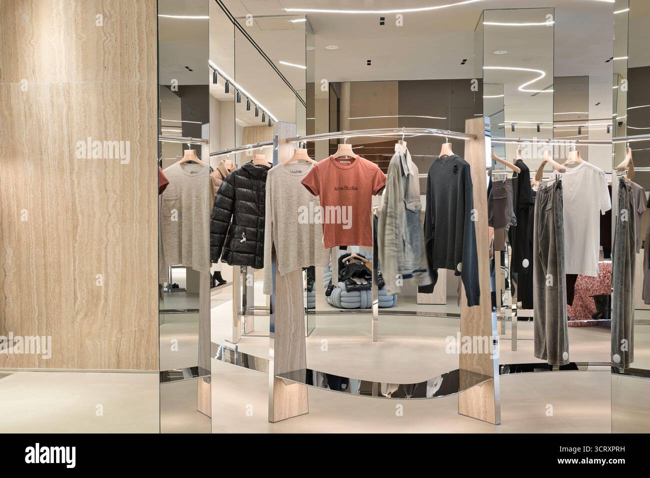 Elegantes Boutique mit verschiedenen Mode-Luxusmarken Stockfoto