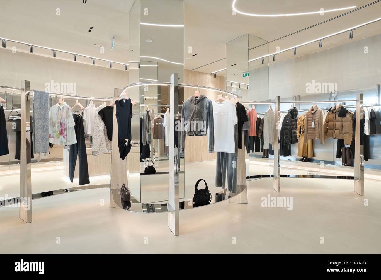 Elegantes Boutique mit verschiedenen Mode-Luxusmarken Stockfoto