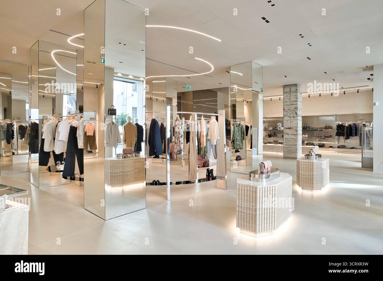 Elegantes Boutique mit verschiedenen Mode-Luxusmarken Stockfoto