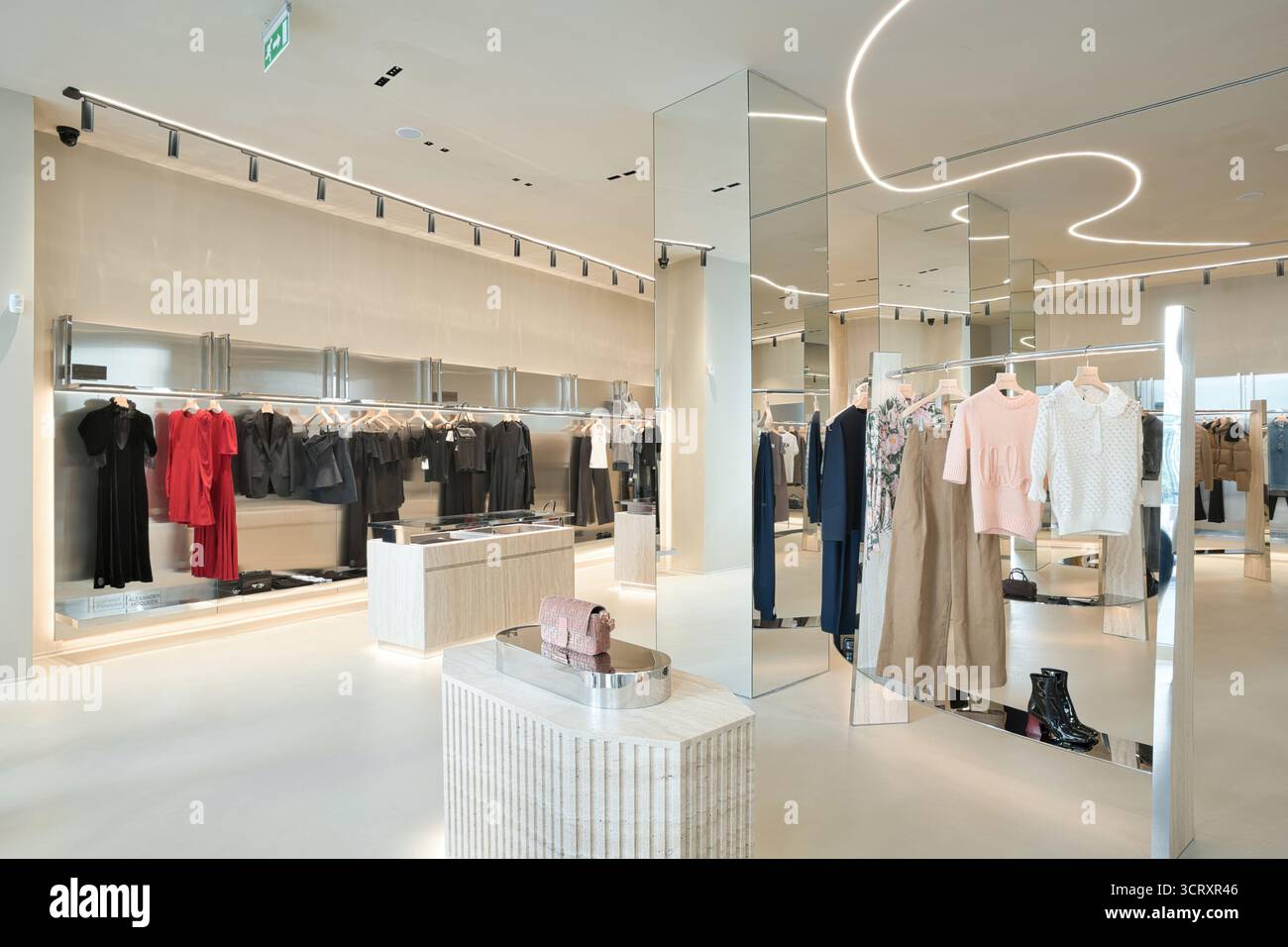 Elegantes Boutique mit verschiedenen Mode-Luxusmarken Stockfoto
