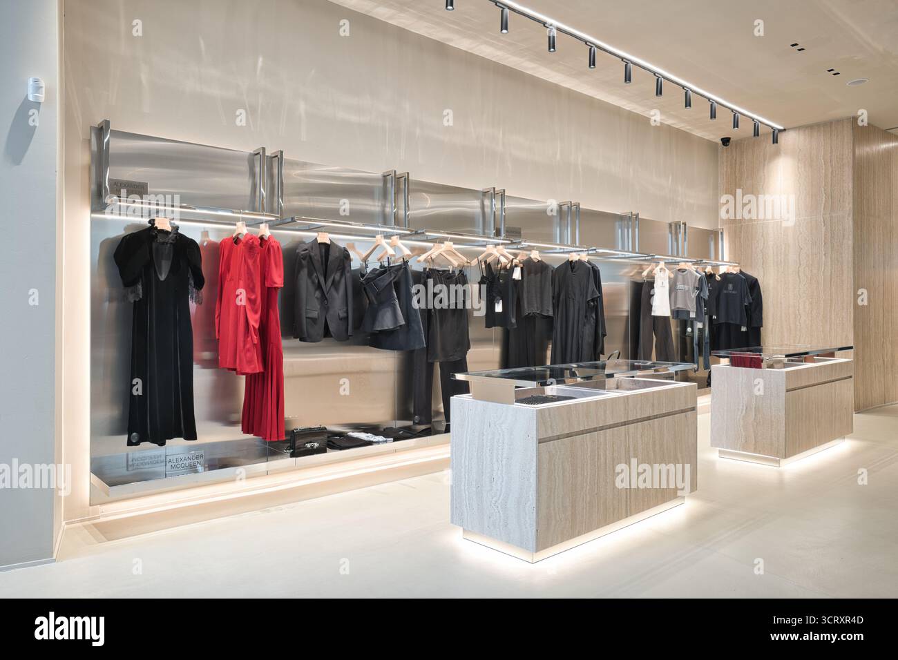 Elegantes Boutique mit verschiedenen Mode-Luxusmarken Stockfoto