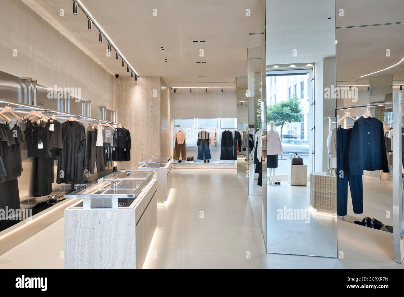 Elegantes Boutique mit verschiedenen Mode-Luxusmarken Stockfoto