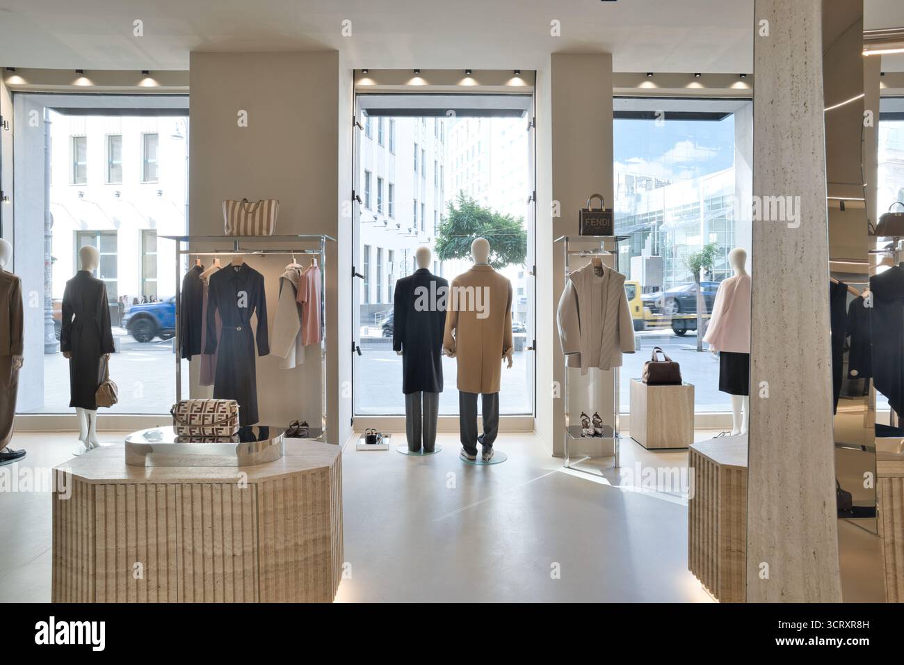 Elegantes Boutique mit verschiedenen Mode-Luxusmarken Stockfoto